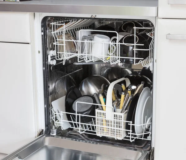 Nyitott mosogatógép tiszta tányérok, csészék és edények — Stock Fotó