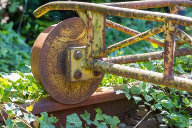 Arabanın tekerlekleri closeup, paslı
