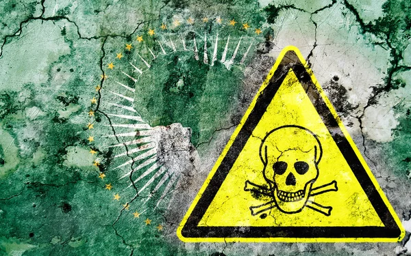 Old cracked wall with poison warning sign and painted flag — Stock Photo, Image