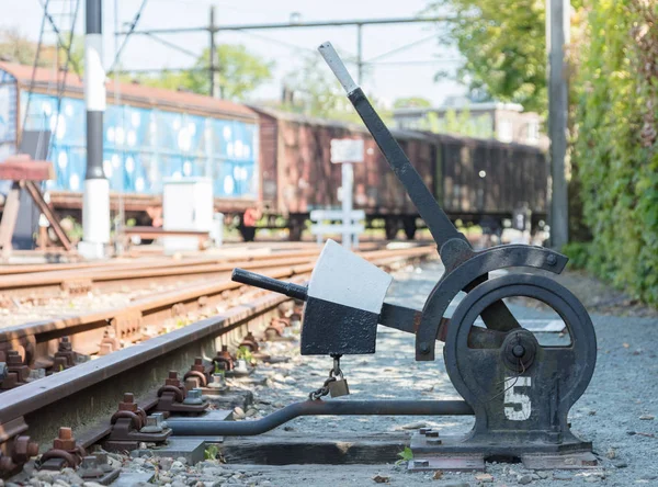 Eski el ile çalışan kolu bir demiryolu anahtarın — Stok fotoğraf