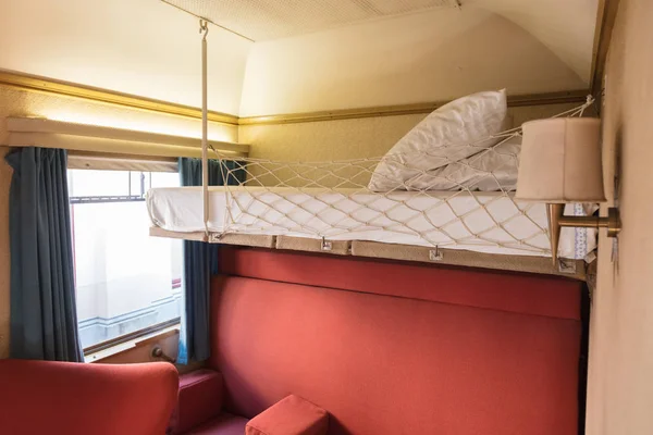 Emtpy interior de un viejo tren holandés - Cama —  Fotos de Stock