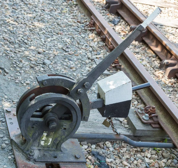 Eski el ile çalışan kolu bir demiryolu anahtarın — Stok fotoğraf