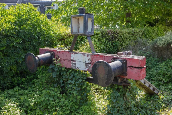 Vervallend spoorweg bumper stop — Stockfoto