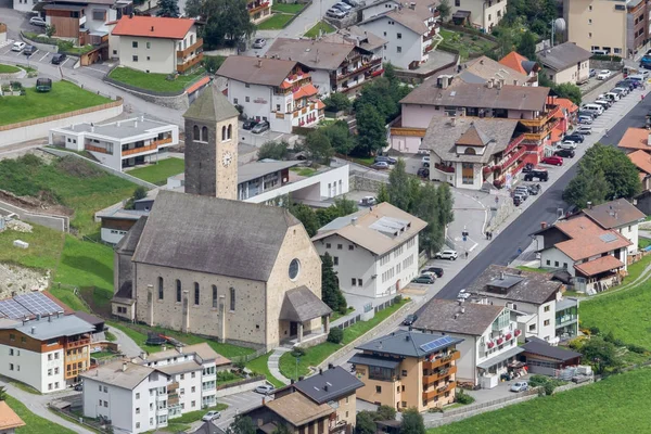 Bella vista sul villaggio di Reshen, le Alpi — Foto Stock