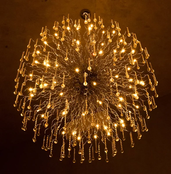 Gran lámpara de araña de cristal — Foto de Stock