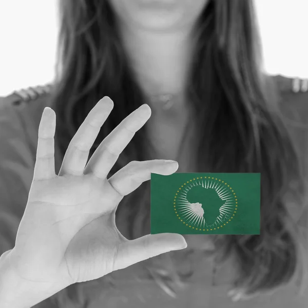 Mujer mostrando una tarjeta de visita - Unión Africana —  Fotos de Stock