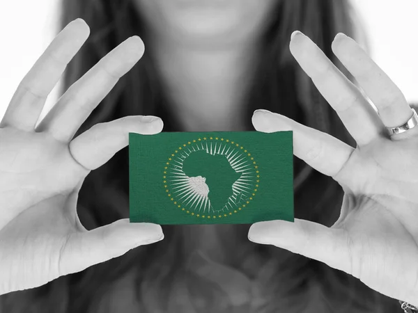 Женщина показывает визитку - Африканский союз — стоковое фото