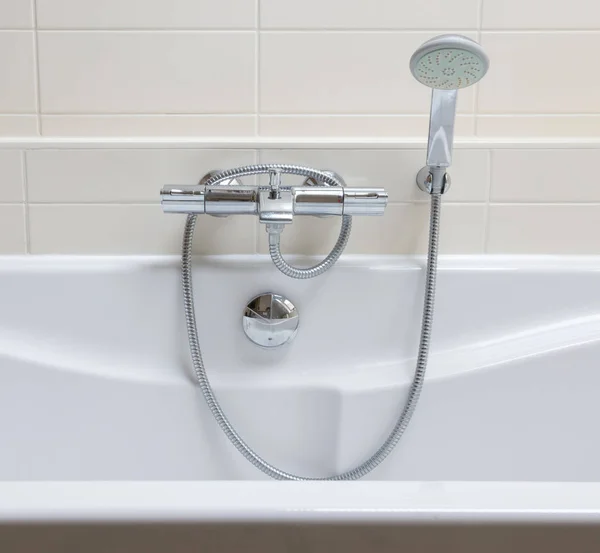 Bañera en un baño de azulejos — Foto de Stock