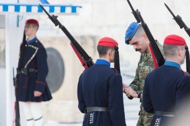 Atina, Yunanistan - 24 Ekim 2017: Evzones mezarı önünde 