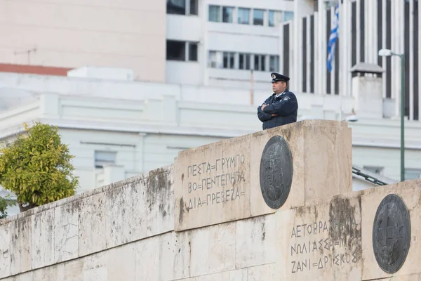 Atina, Yunanistan - 24 Ekim 2017: Polis mezar o önünde
