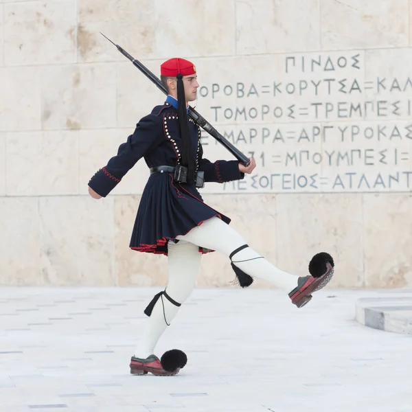 Atény, Řecko - 24 října 2017: Evzones u hrobky — Stock fotografie