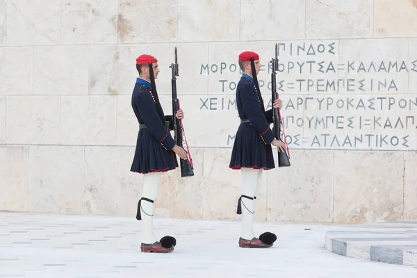 Athens, Griekenland - 24 oktober 2017: Evzones voor het graf — Stockfoto
