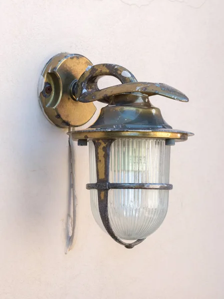 Sztuka szuka metalowe latarnia z nowoczesne lampy — Zdjęcie stockowe