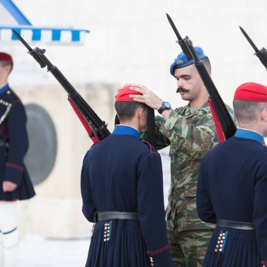 Atina, Yunanistan - 24 Ekim 2017: Evzones mezarı önünde 