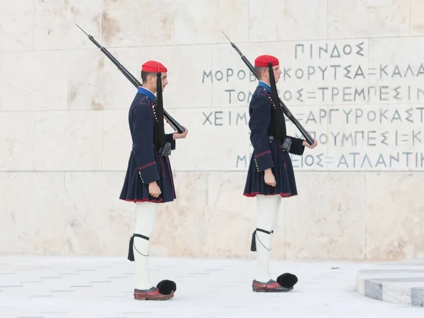 Atény, Řecko - 24 října 2017: Evzones u hrobky — Stock fotografie