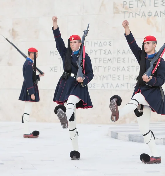 Atény, Řecko - 24 října 2017: Evzones u hrobky — Stock fotografie