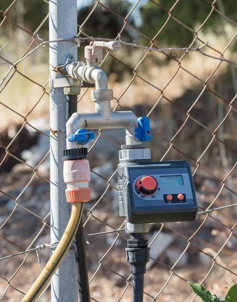 Gamla kranen med moderna timer — Stockfoto