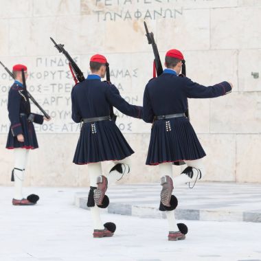 Atina, Yunanistan - 24 Ekim 2017: Evzones mezarı önünde 