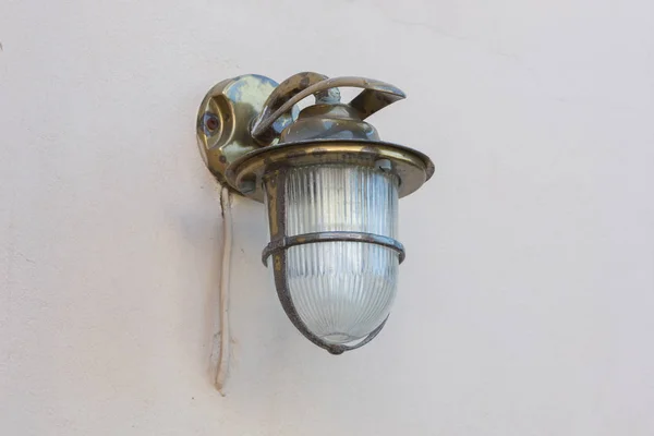 Vintage snygga metal lantern med modern lampa — Stockfoto