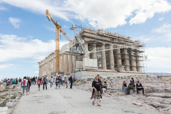 Acrópolis, Atenas, Grecia - 24 de octubre de 2017: Muchos turistas de — Foto de Stock