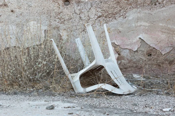 Abandoned house in Greece - Abandoned plastic chair — Stock Photo, Image
