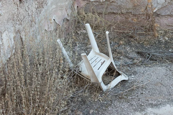 Casa abandonada na Grécia - Cadeira plástica abandonada — Fotografia de Stock