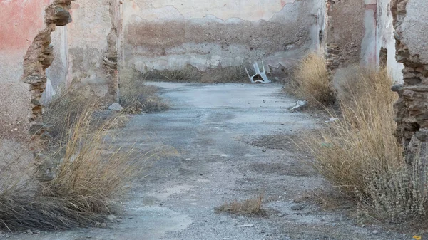Verlassenes Haus in Griechenland - verlassener Plastikstuhl — Stockfoto