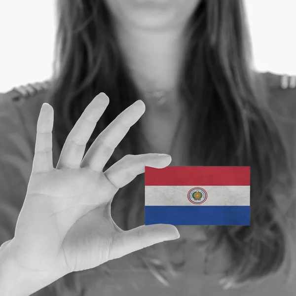 Kobieta pokazuje wizytówkę - Paragwaj — Zdjęcie stockowe
