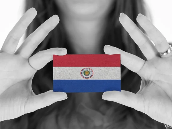Mujer mostrando una tarjeta de visita - Paraguay —  Fotos de Stock