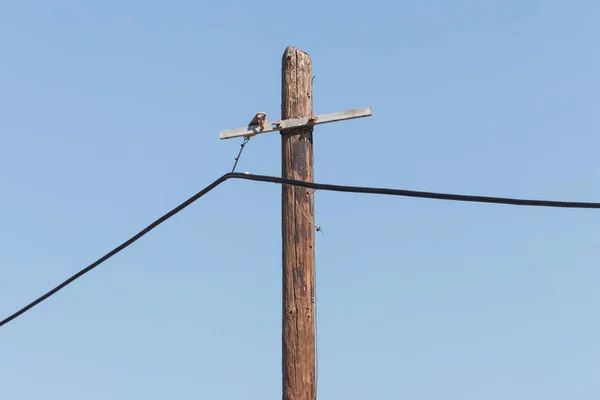 Fios de eleticidade pendurados no céu azul — Fotografia de Stock