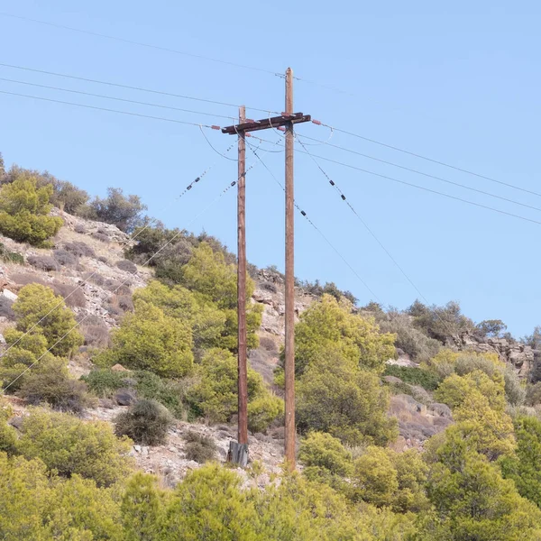 Przewody electicity wiszące w błękitne niebo — Zdjęcie stockowe