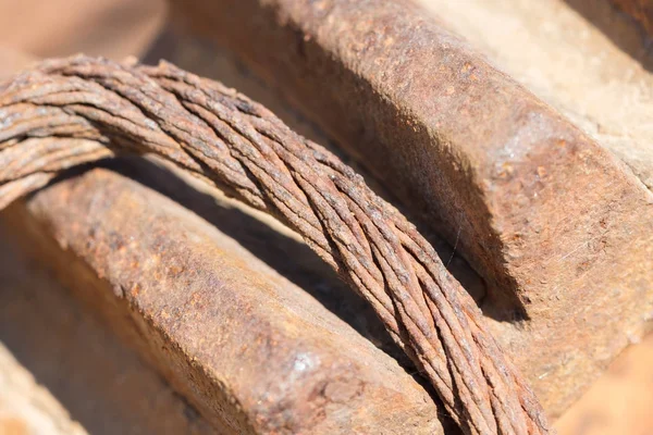 Verlaten roestig staalkabel - selectieve aandacht — Stockfoto