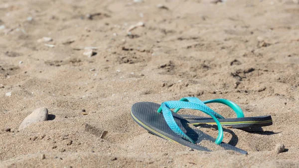 Blauw en groen slippers — Stockfoto