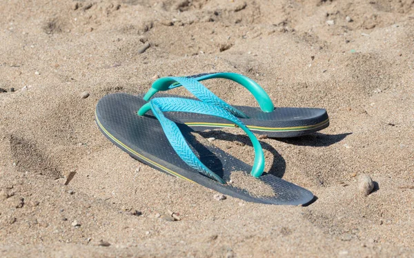 Blauw en groen slippers — Stockfoto