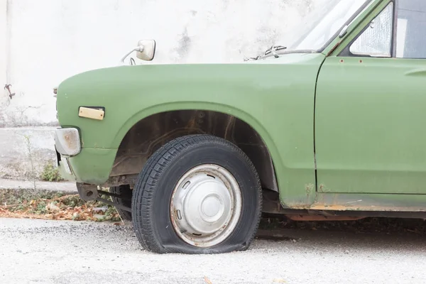 Coche viejo roto al lado de una carretera griega —  Fotos de Stock