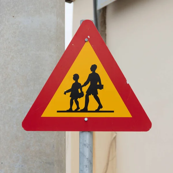 Warnschild für Kinder, die von der Schule die Straße überqueren — Stockfoto