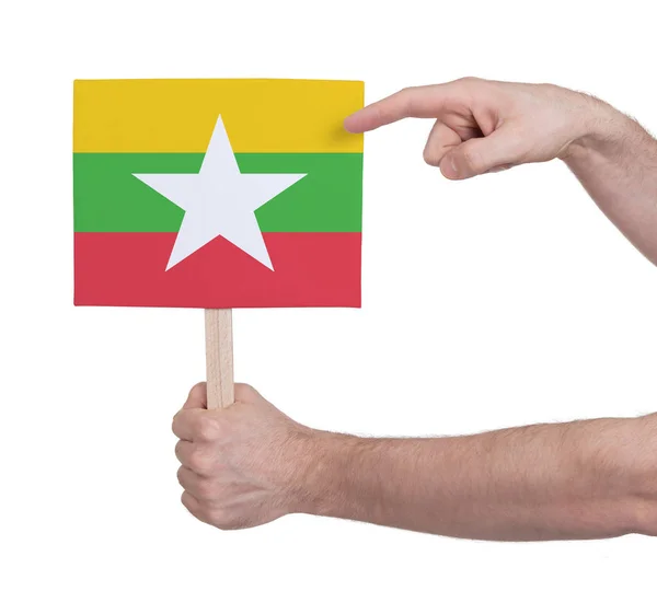 Mão segurando cartão pequeno - Bandeira de Myanmar — Fotografia de Stock