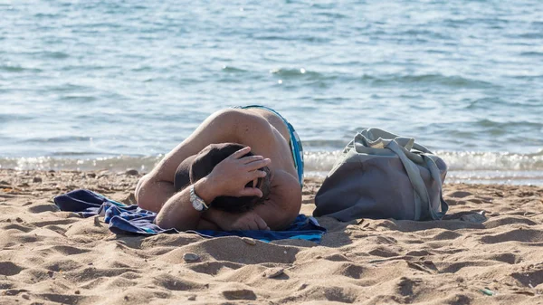 Homme méconnaissable se relaxant à la plage — Photo