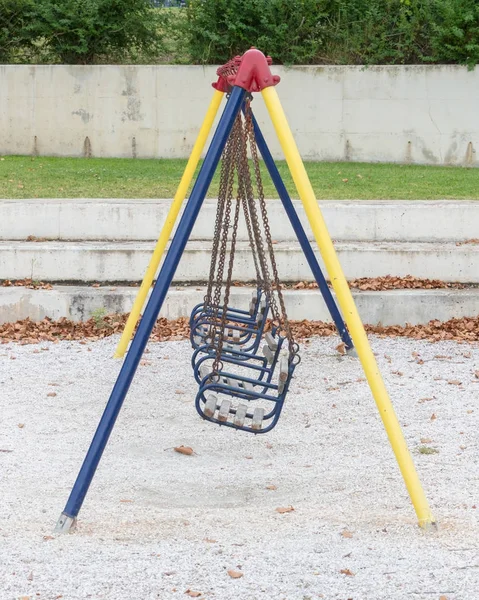 Gamla trähus swing — Stockfoto