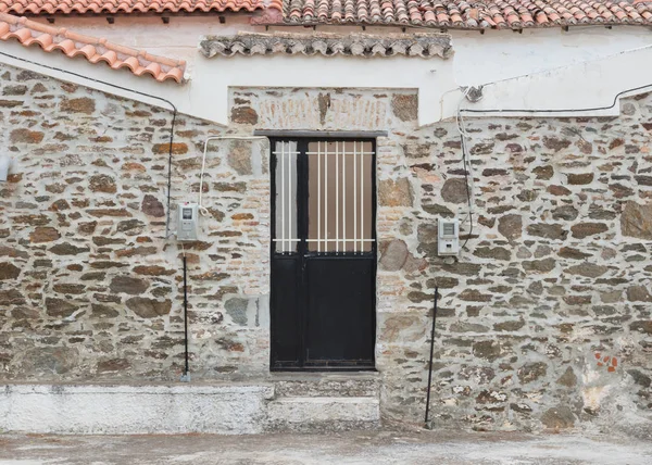 Duvar kapı - Yunan ev ile — Stok fotoğraf