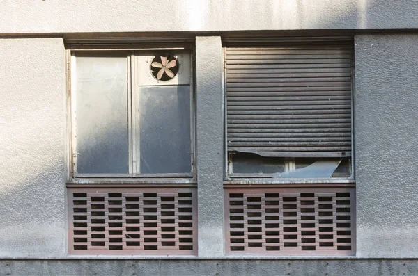 Rollläden in einer alten Wohnung — Stockfoto