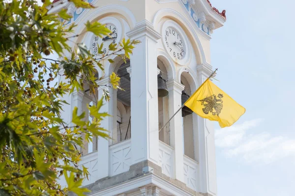 Iglesia en Grecia con una bandera ondeante — Foto de Stock