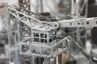 Çok eski oyuncak, metal bir vinç