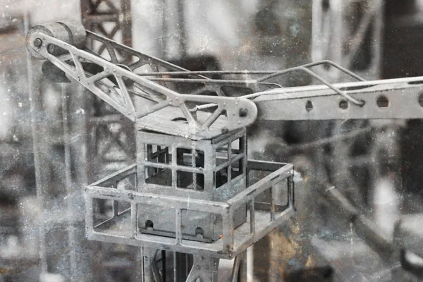 Çok eski oyuncak, metal bir vinç