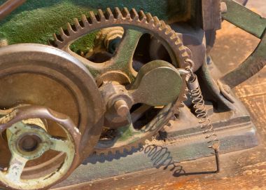 Eski bir makinenin iç mekanizması