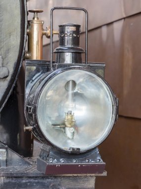 Büyük eski bir trende ışık