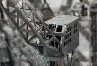 Çok eski oyuncak, metal bir vinç