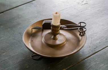 Eski moda retro tutucu içinde mum