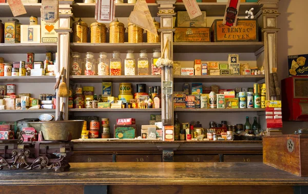 Veendam, Países Bajos - 25 de abril de 2017: Una fille de tienda vintage — Foto de Stock