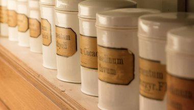 Kimyasal maddelerle dolu şişeler 